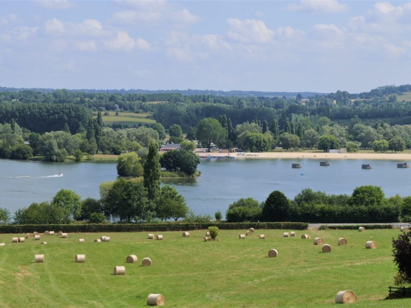 La base de loisirs Terre d'Auge avec son lac et son camping, située à Pont l'Evêque